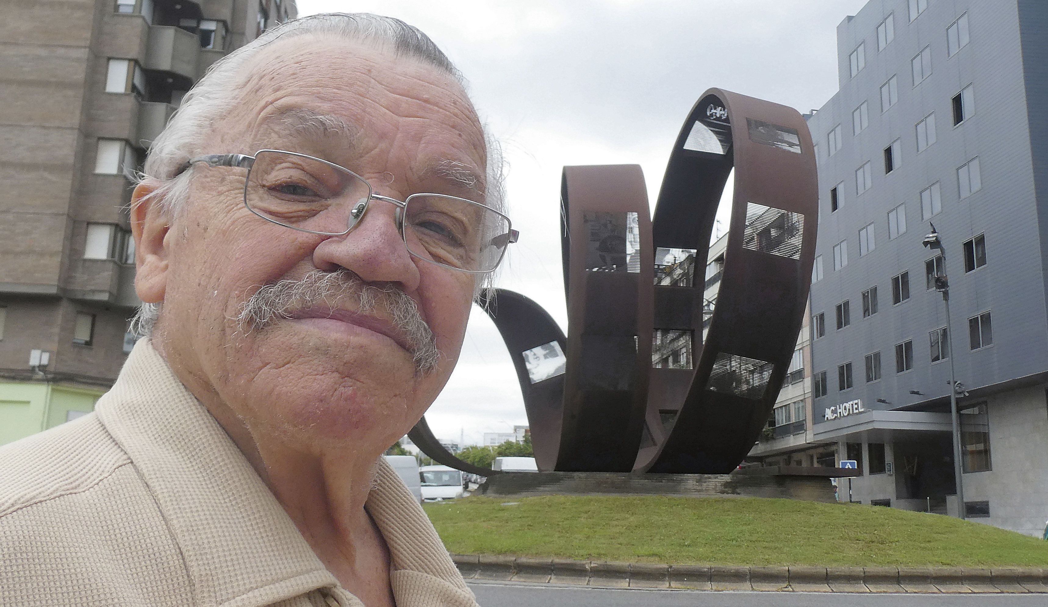 El artista frente a su obra. De lejos sorprenden sus formas y de cerca la lectura es otra. | GREGORIO FERNÁNDEZ CASTAÑÓN