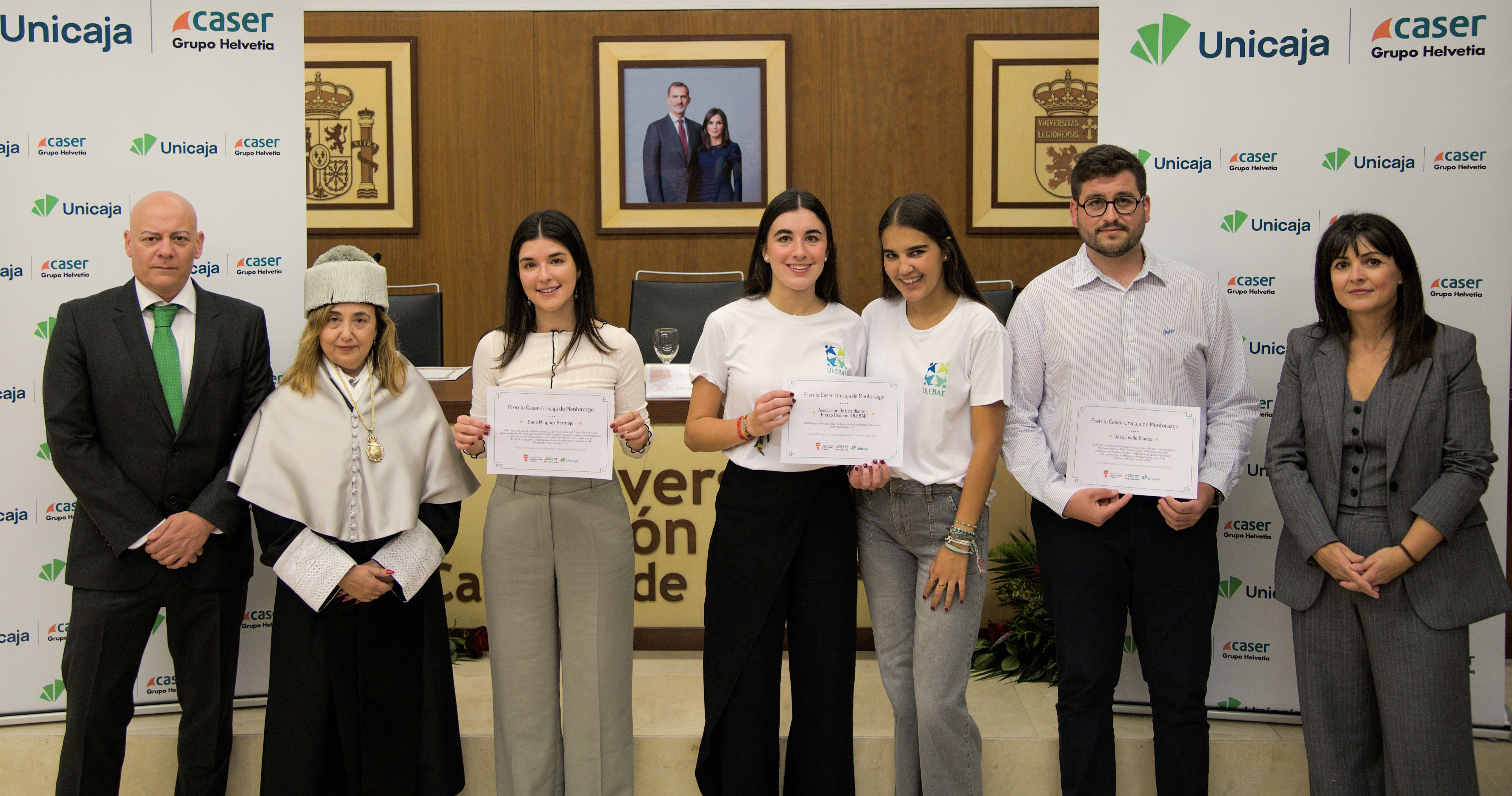 De izquierda a derecha: Federico Marqués Sánchez (Caser), la rectora  Nuria González  Álvarez;  cuatro  de  los  alumnos  galardonados;  y  Marga Serna (Unicaja).