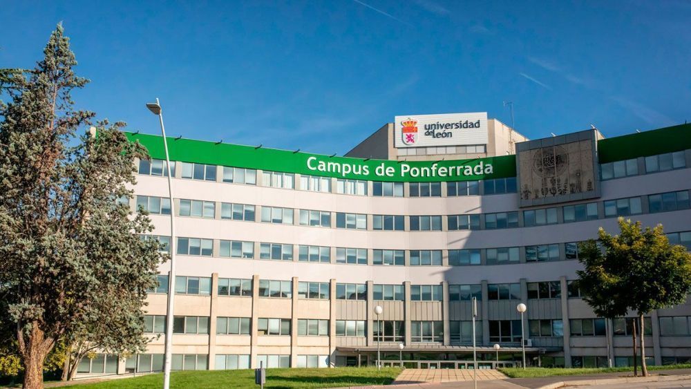 Fachada del Campus de Ponferrada, en la zona alta de la ciudad, donde piden que se ubique la nueva facultad.