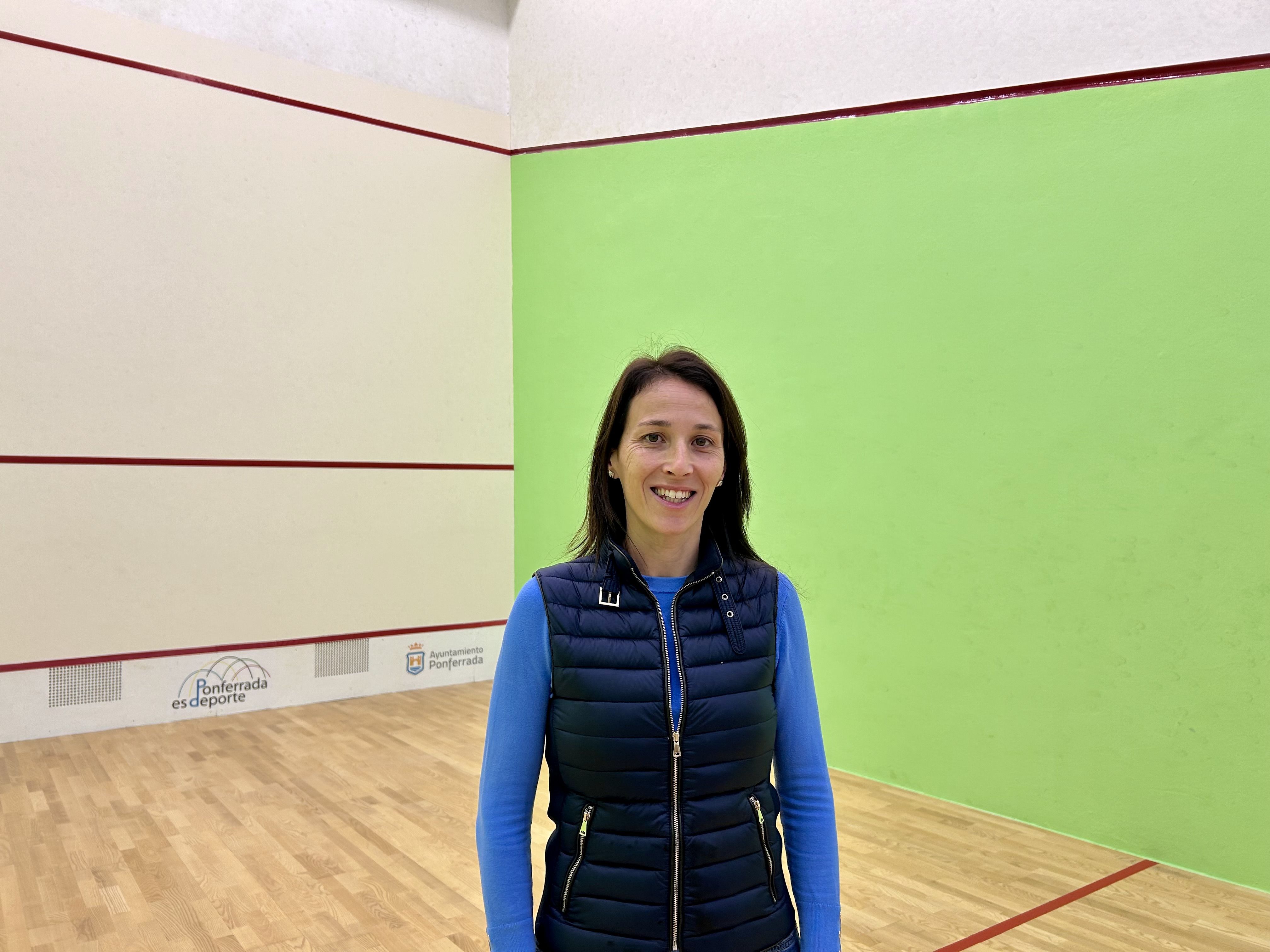 Eva González en las recién reformadas pistas de squash del Complejo Lydia Valentín.