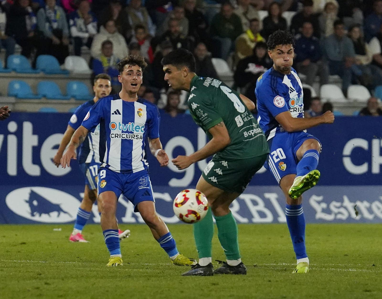 Costa remata un balón en el último partido en casa frente al Arenteiro. | SDP