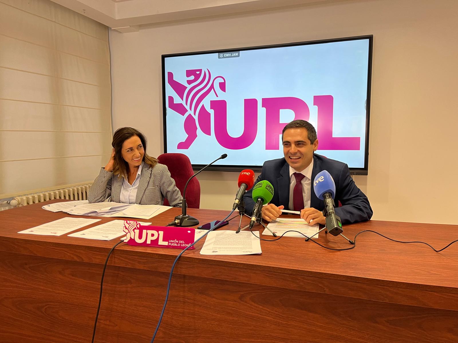 Alicia Gallego y Carlos Javier Salgado comparecieron ayer en la sede de UPL. | L.N.C.