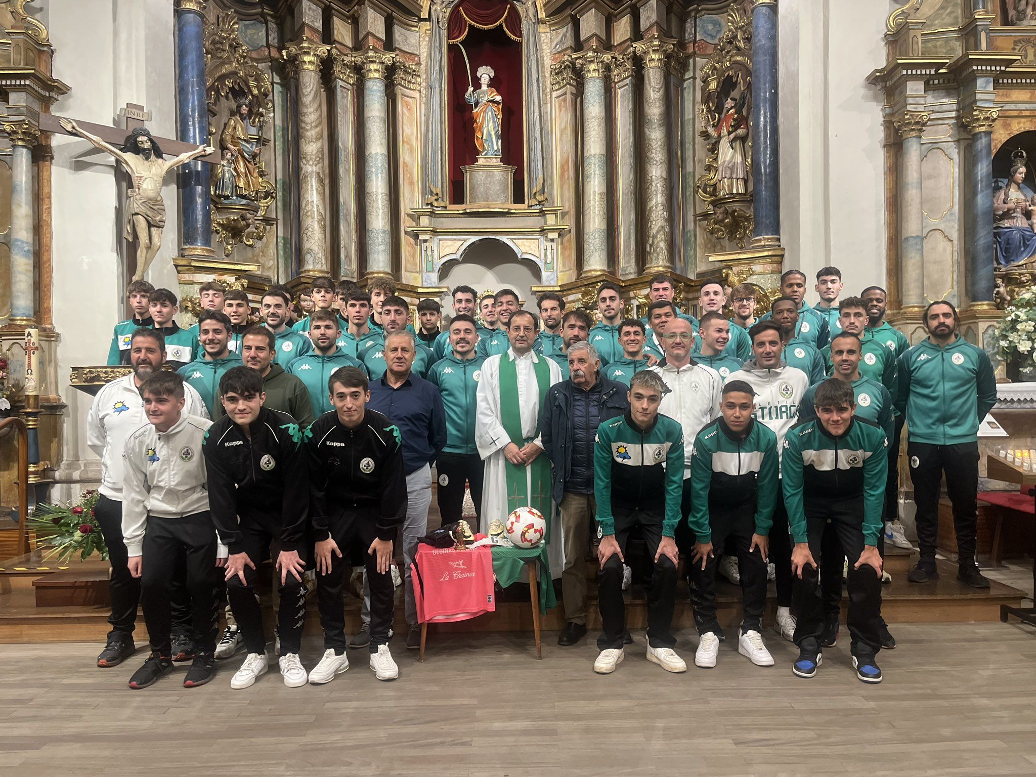 Momento de la ofrenda del Astorga a la virgen de Santa Marta, patrona de la ciudad maragata | ATLÉTICO ASTORGA