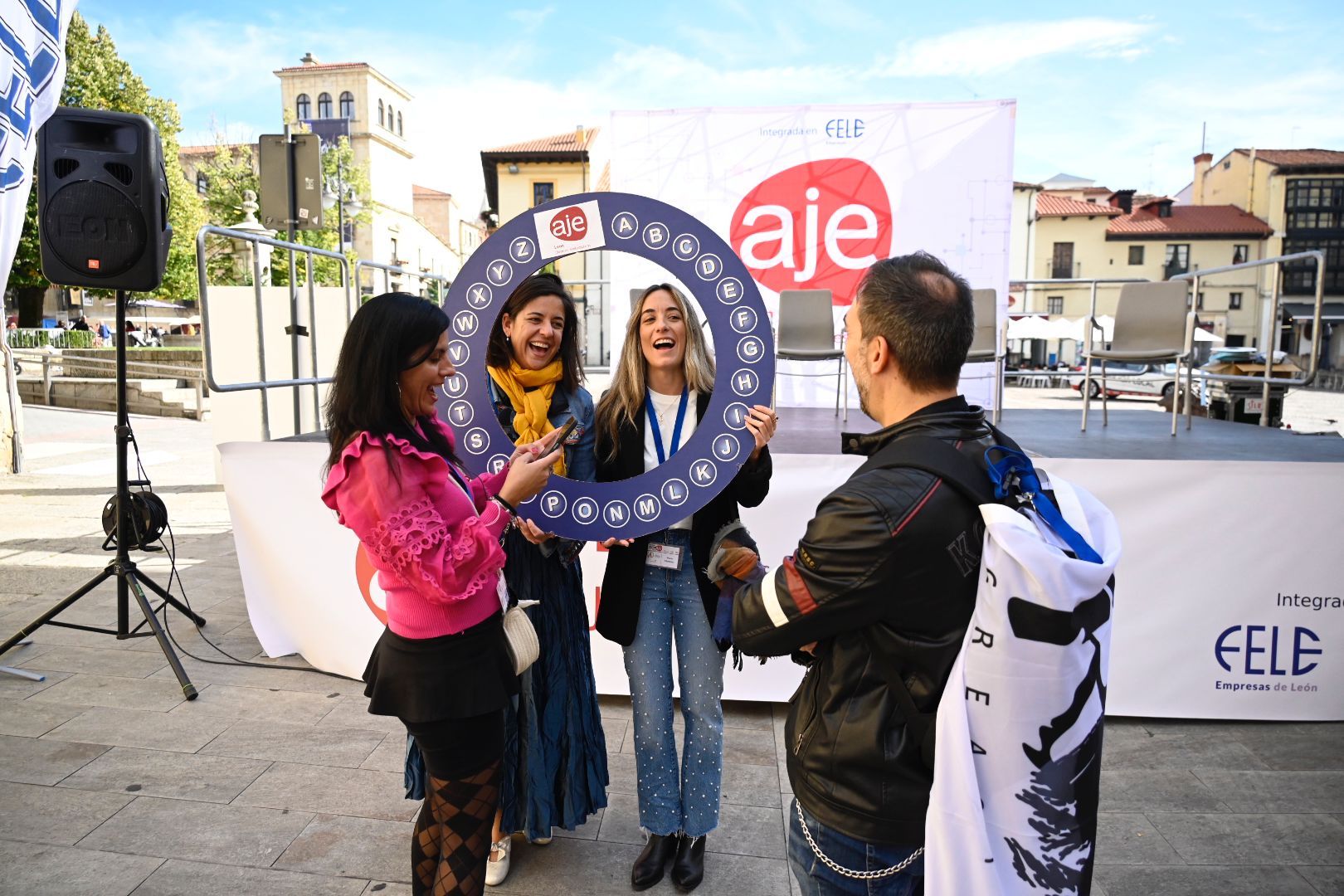 La calle Legión VII ha sido el punto de encuentro de los jóvenes empresarios. | SAÚL ARÉN