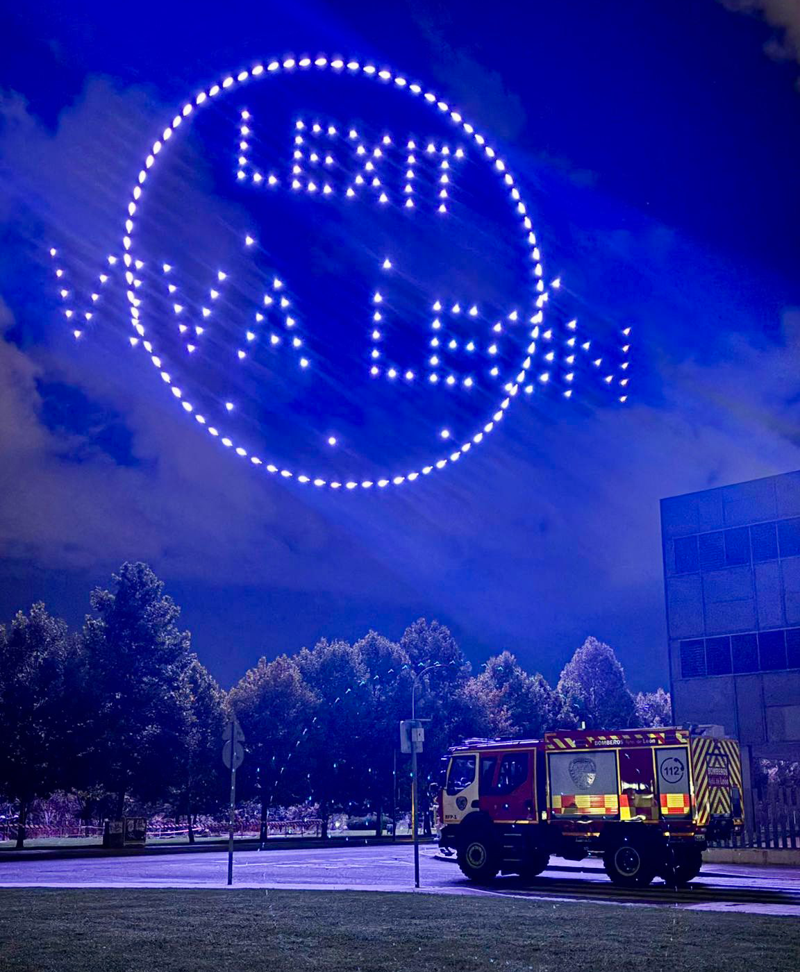 Los drones iluminaron el cielo de León. | BOMBEROS AYTO. LEÓN