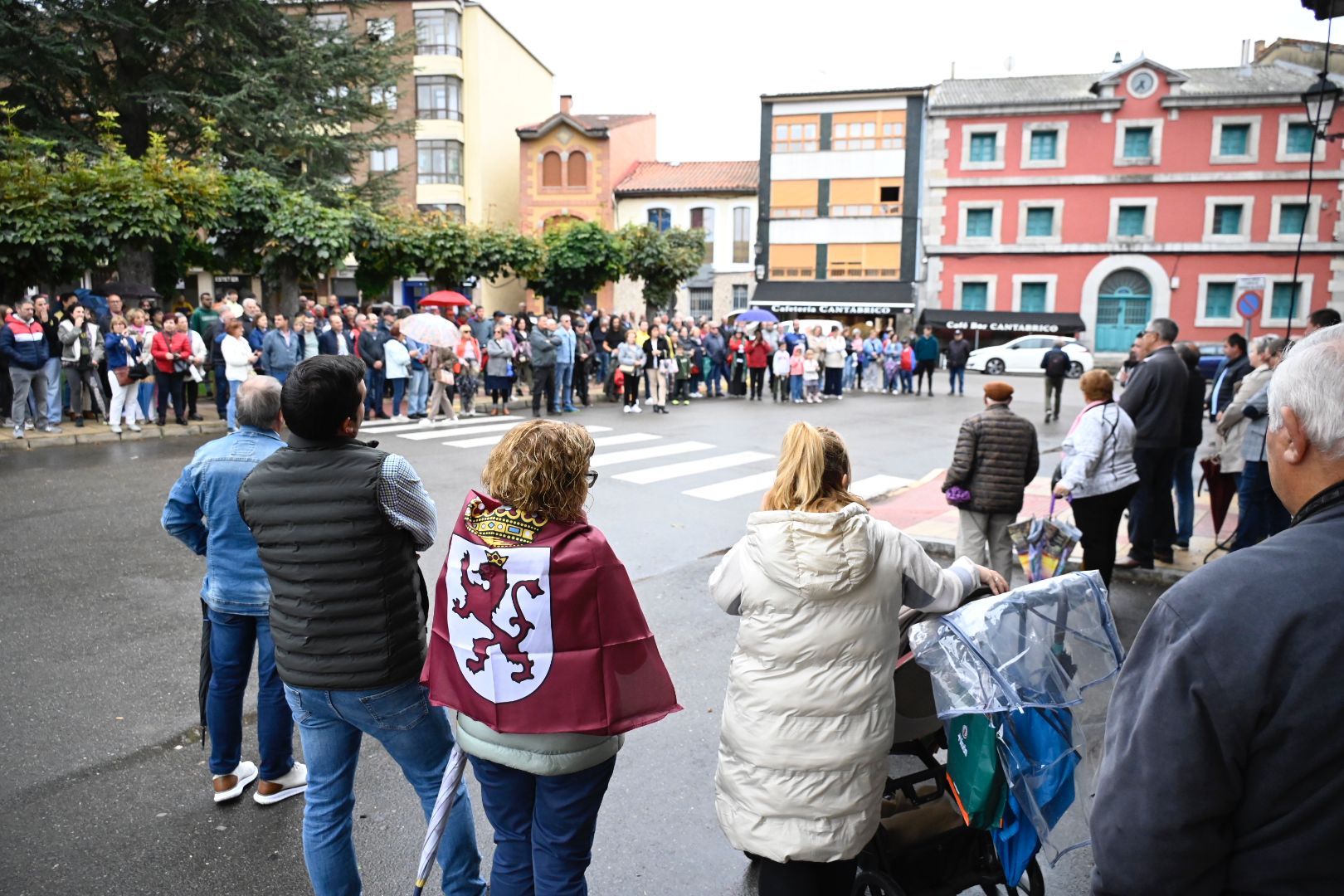 Imagen de la concentración a las puertas del Ayuntamiento de Cistierna para la lectura de un manifiesto en defensa del empleo y la mejora del servicio de Feve. | SAÚL ARÉN