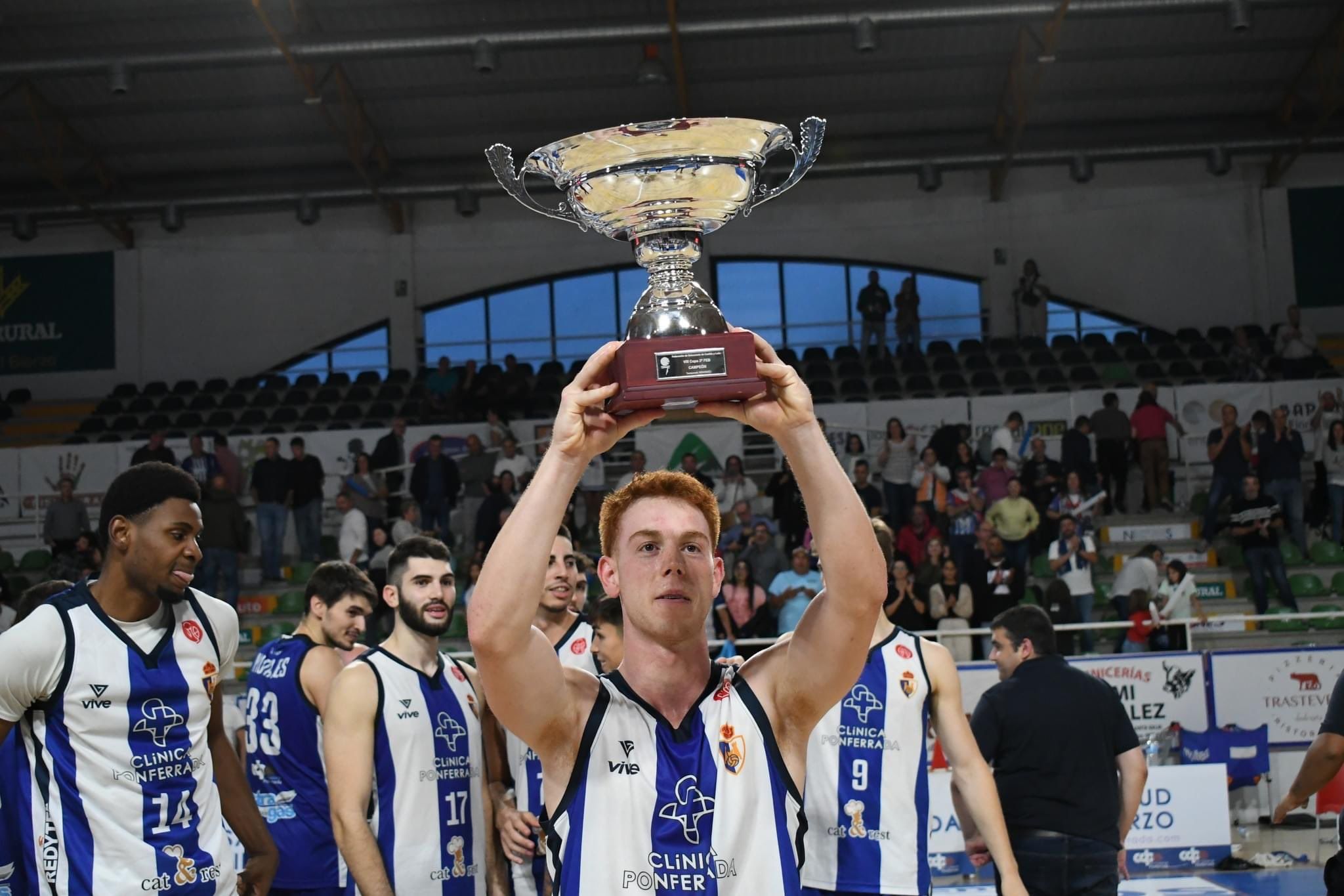 Ponferrada, con el título de la Copa de España logrado en verano. | BALONCESTOSDP