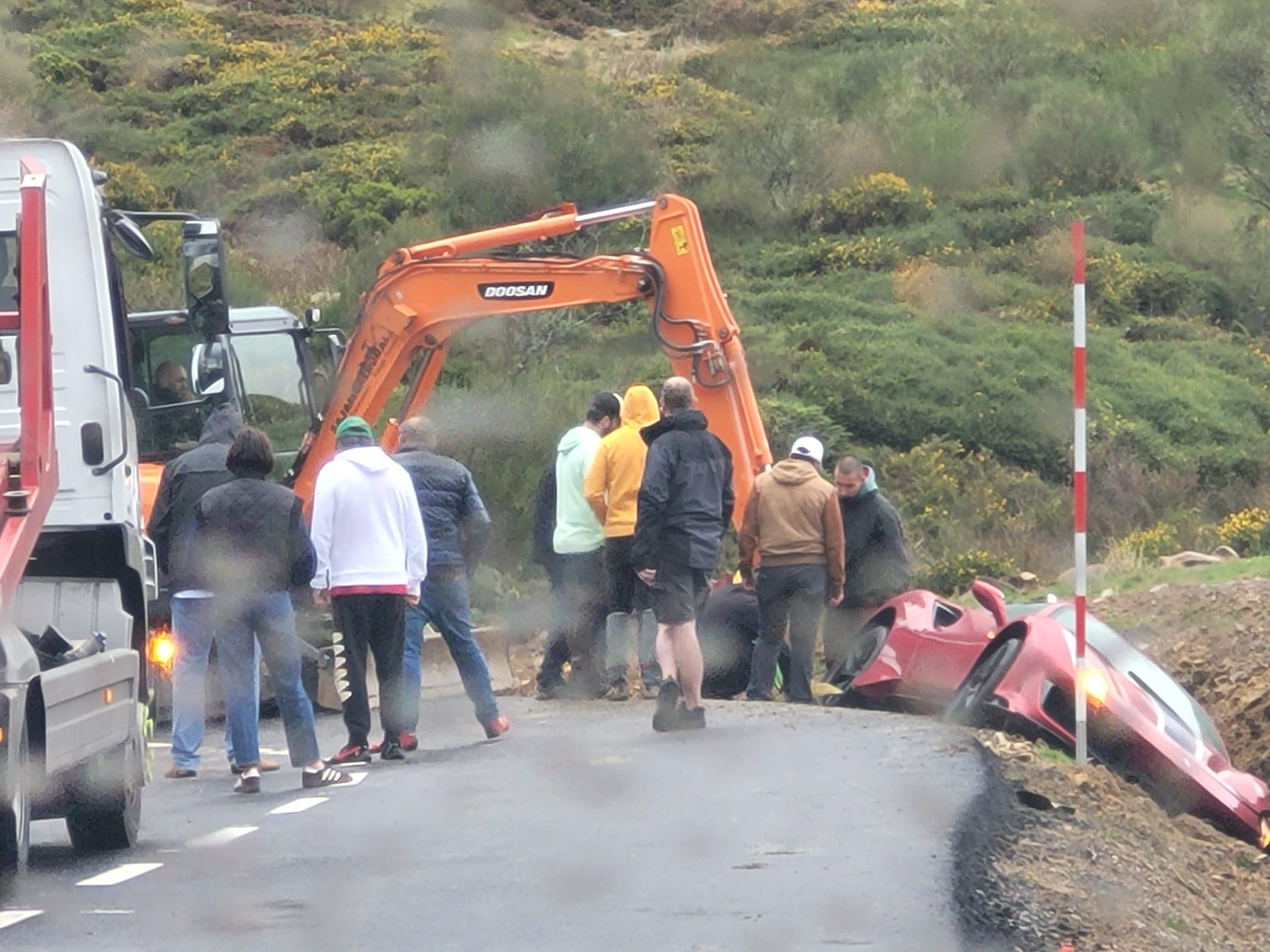 Una máquina se desplazó hasta la zona en un camión para sacar al Ferrari de la cuneta. | MARÍA JESÚS FERNÁNDEZ