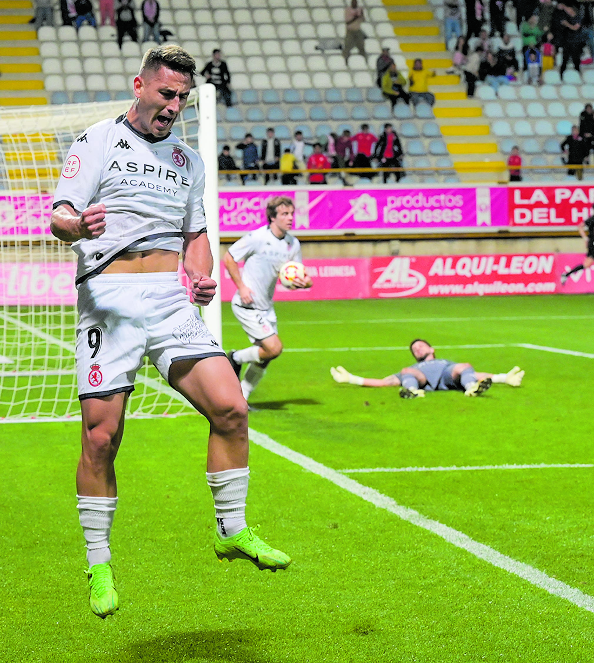 Manu Justo celebra el gol que suponía el empate. | MAURICIO PEÑA