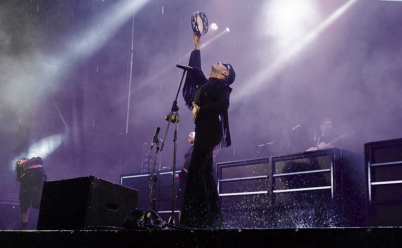 Rodrigo Cuevas desafió a la lluvia en su concierto de este domingo en León. | MAURICIO PEÑA