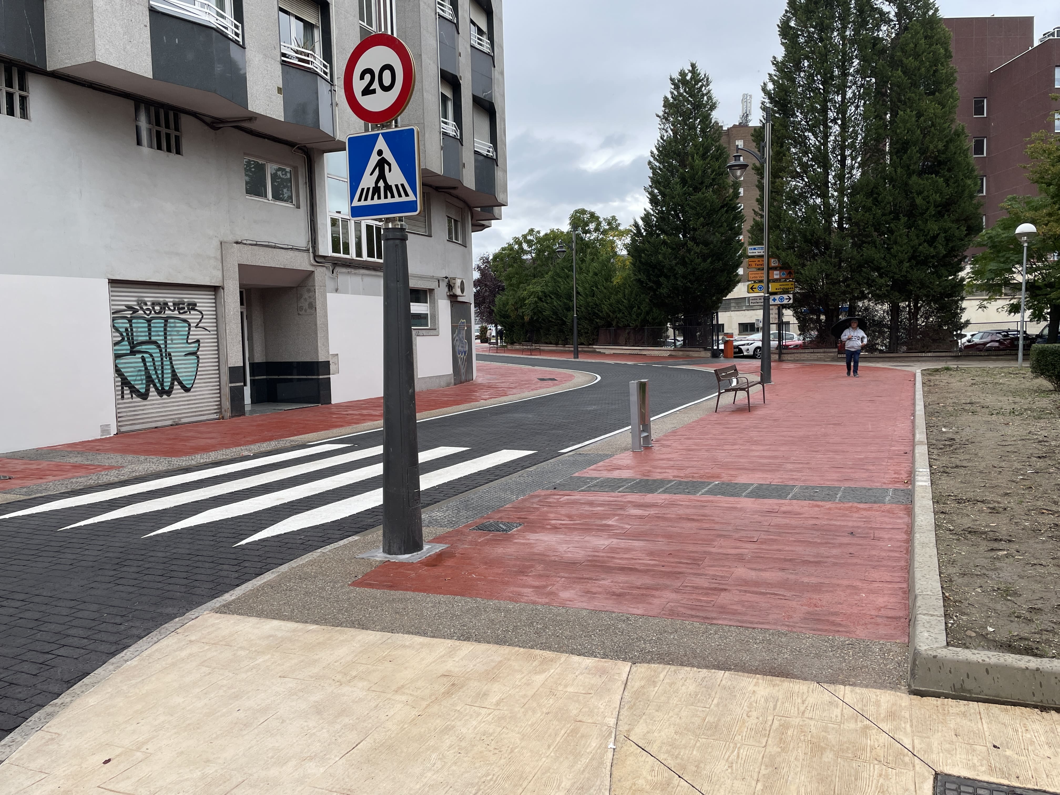 Nueva apariencia de la calle Lago de la Baña. | JAVIER FERNÁNDEZ