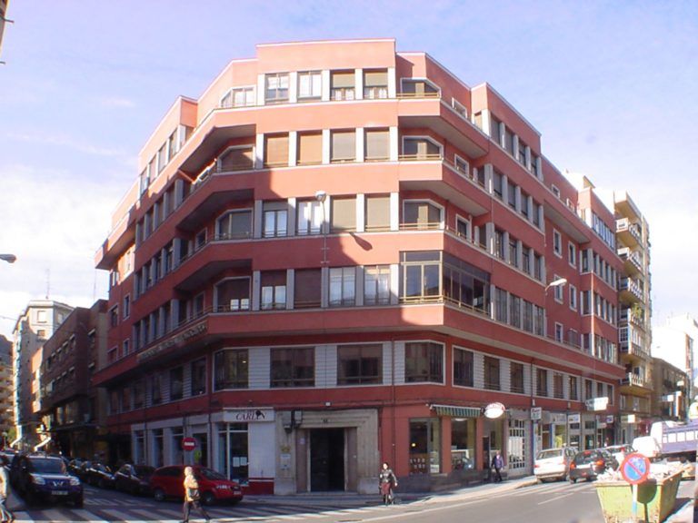 Edificio de viviendas de la avenida Padre Isla, 11, de los arquitectos Juan Torbado y Ramón Cañas, fechado en 1938-1939. | FUNDACIÓN DOCOMOMO