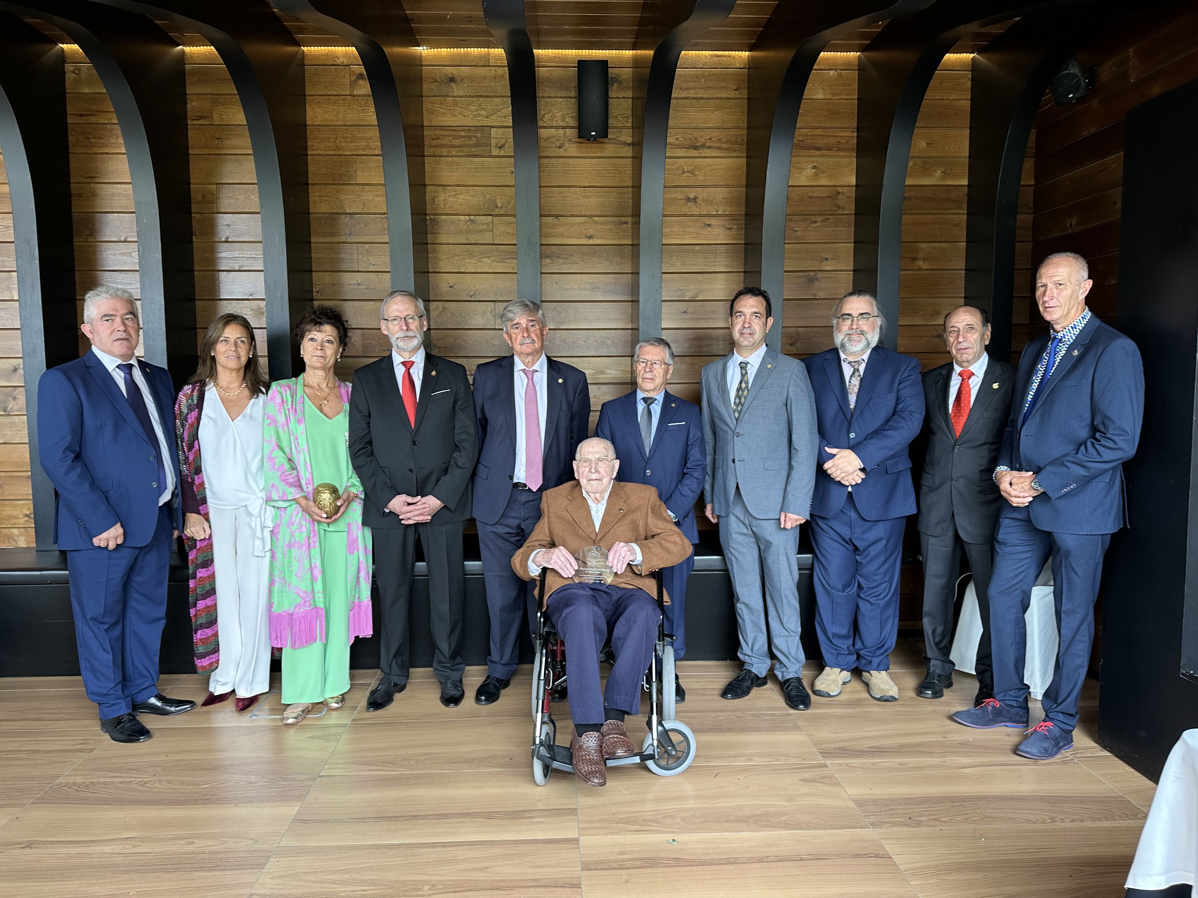 La Junta Directiva del Colegio Oficial de Veterinarios de León posa con los homenajeados durante la festividad de su patrón. | L.N.C.