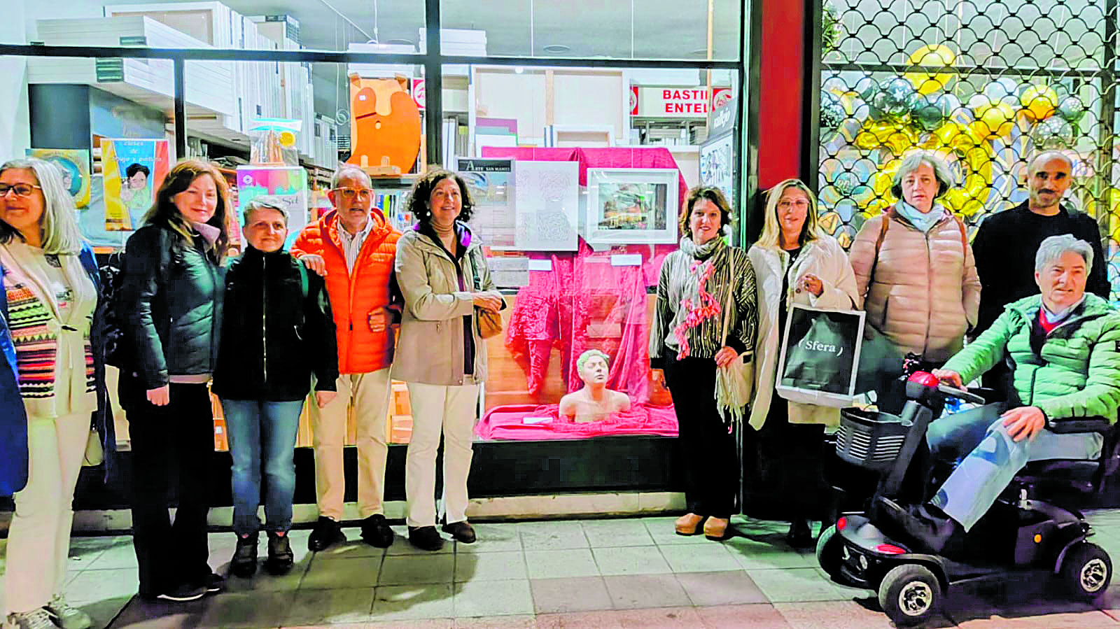 Algunos de los componentes del numeroso colectivo Arte Público que participan en la iniciativa de incorporar el arte al pequeño comercio de la avenida de San Mamés. | ARTE PÚBLICO