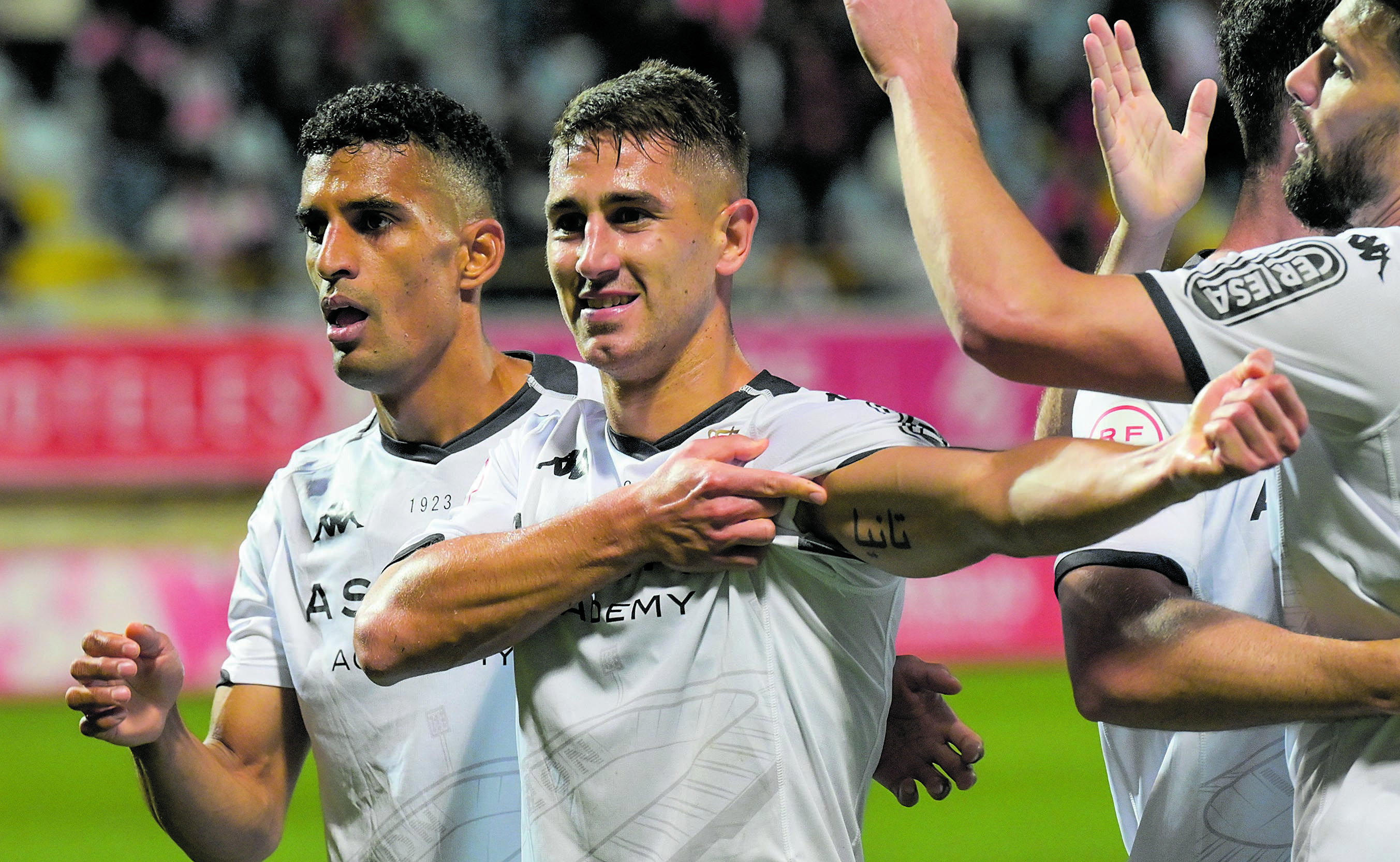 Manu Justo celebra el primer gol de la Cultural ante el Tarazona. | MAURICIO PEÑA