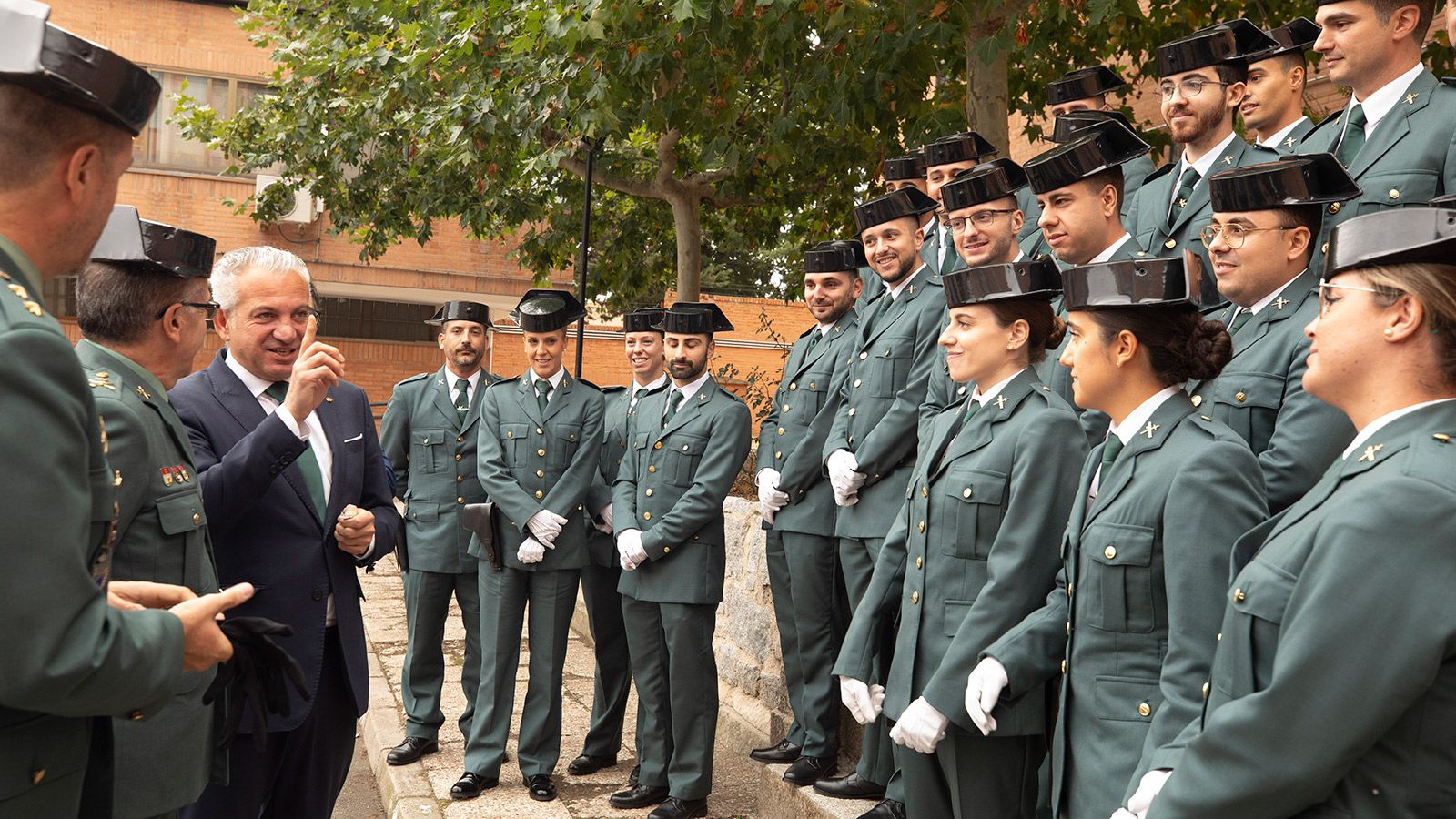 El delegado del Gobierno Nicanor Sen conversa con los nuevos guardias civiles. | ICAL