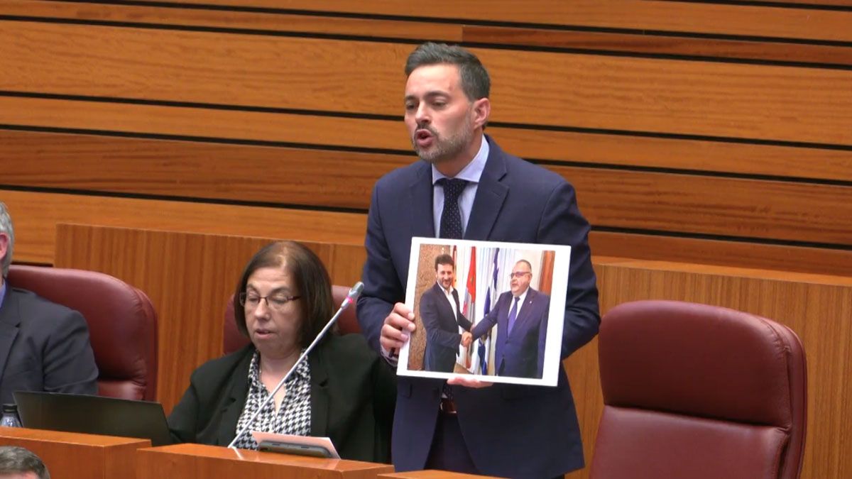 El procurador del PSOE Diego Moreno muestra la foto de una reunión entre Manuel García y Alejandro Vázquez. | LNC