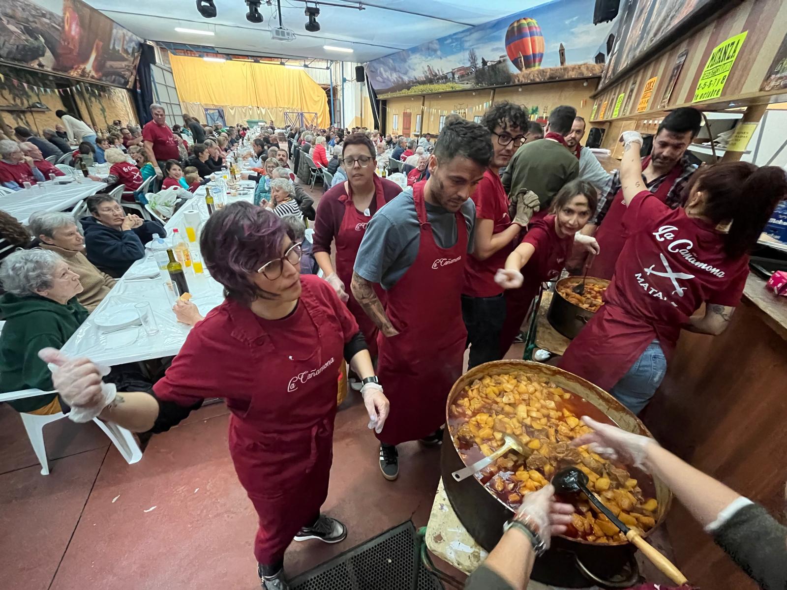 Un instante del reparto de las patatas con carne durante la tarde del martes. L.N.C.