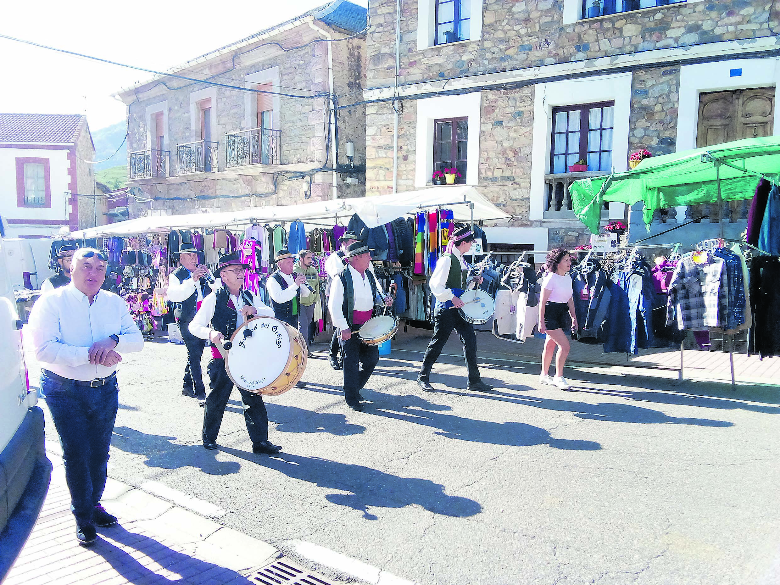 Pasacalles y puestos artesanos un año más en la popular cita. | E. NIÑO