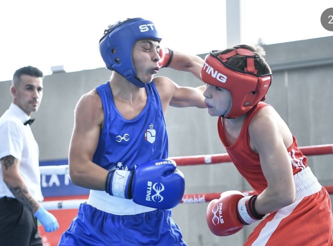 Lázaro Barrul, de azul, pelea por el bronce de su categoría con la Selección Española de boxeo. | BARRUL PROMOTIONS