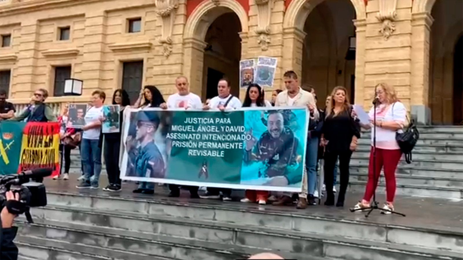 Un instante de la concentración que se ha producido en San Fernando (Cádiz). | LA VOZ