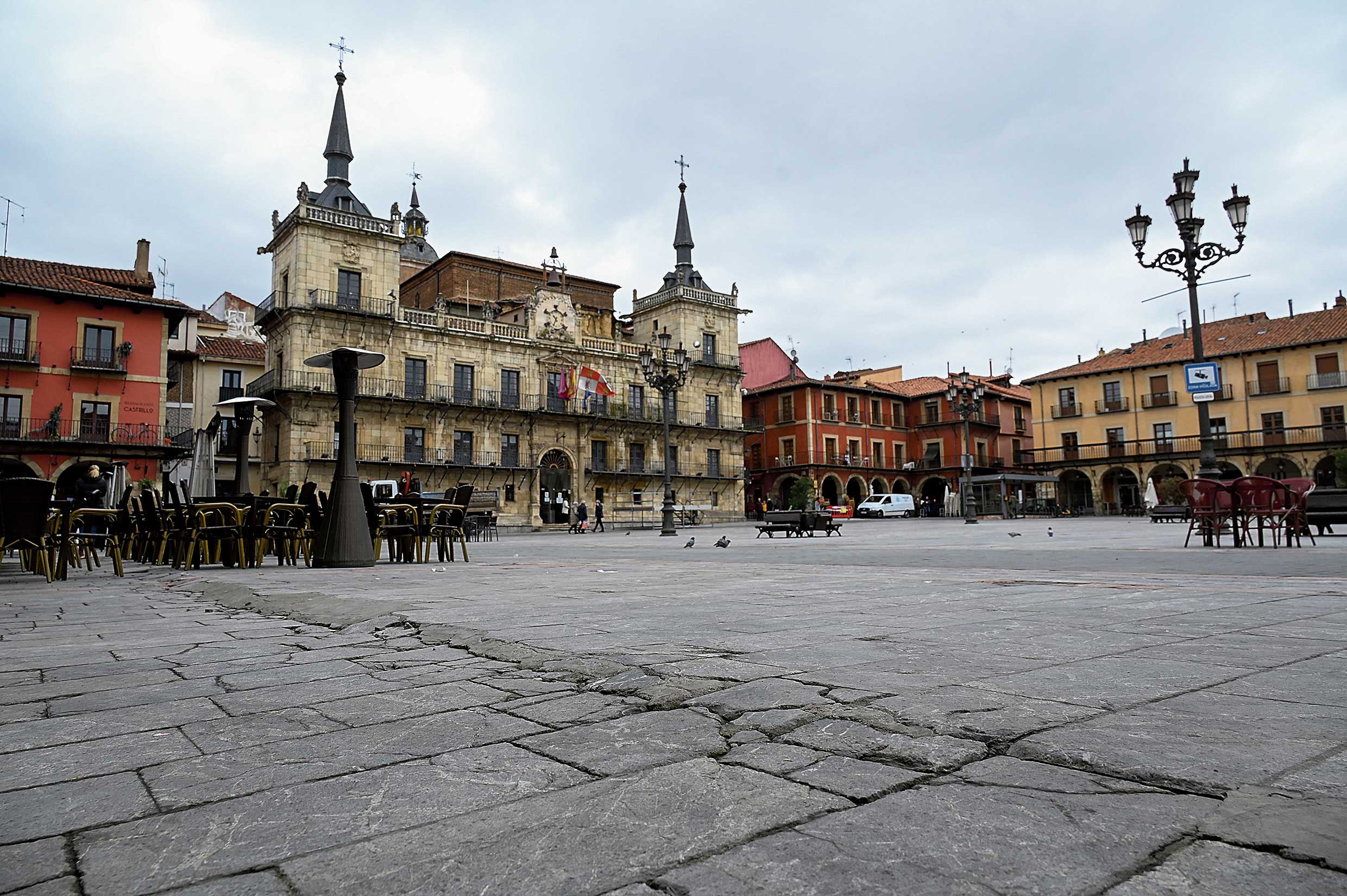 El pavimento de la plaza Mayor ha repisado en el perímetro del parking. | SAÚL ARÉN