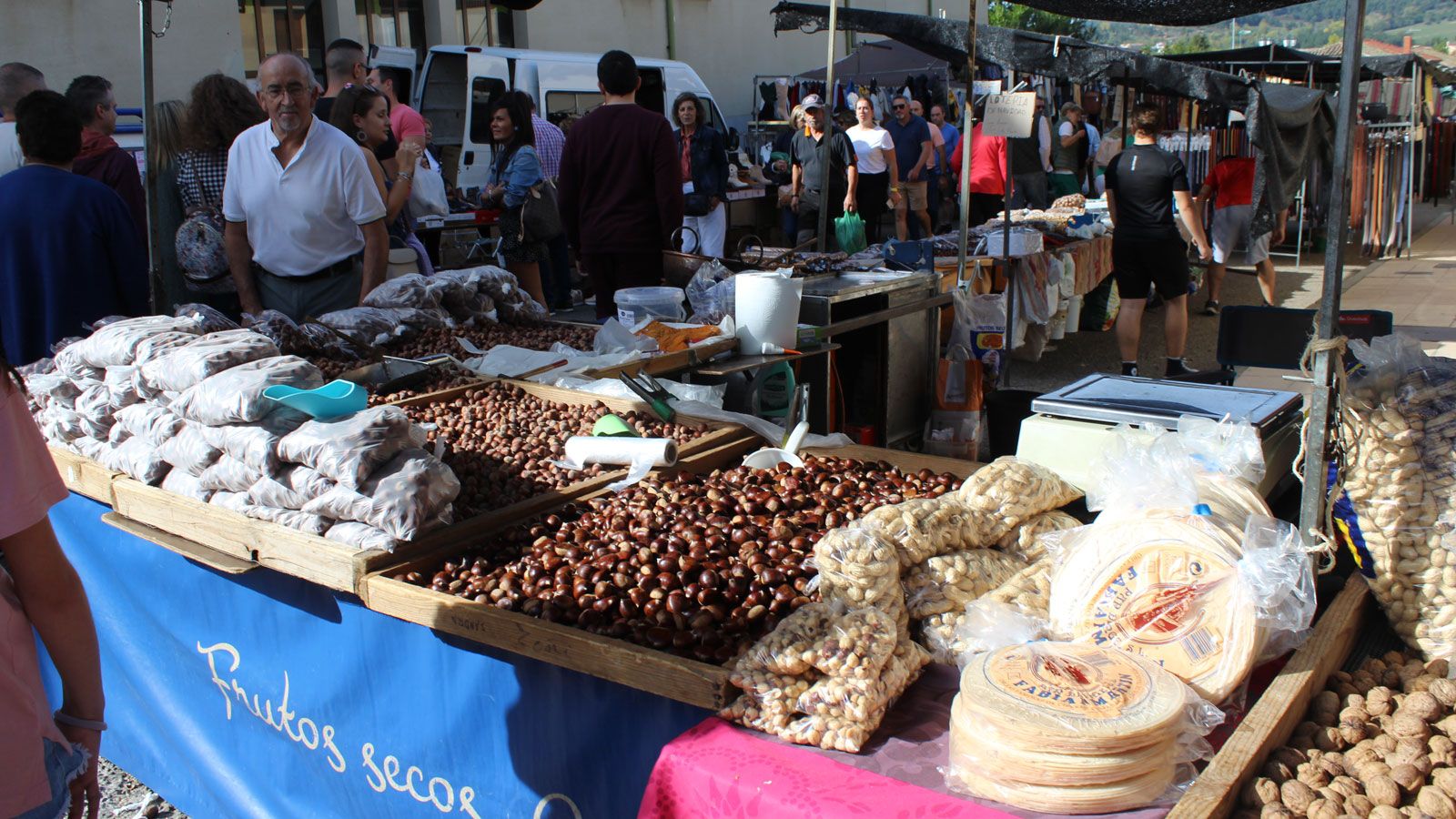 Una edición pasada de la Feria del Pilar en Boñar. | ALFREDO HURTADO