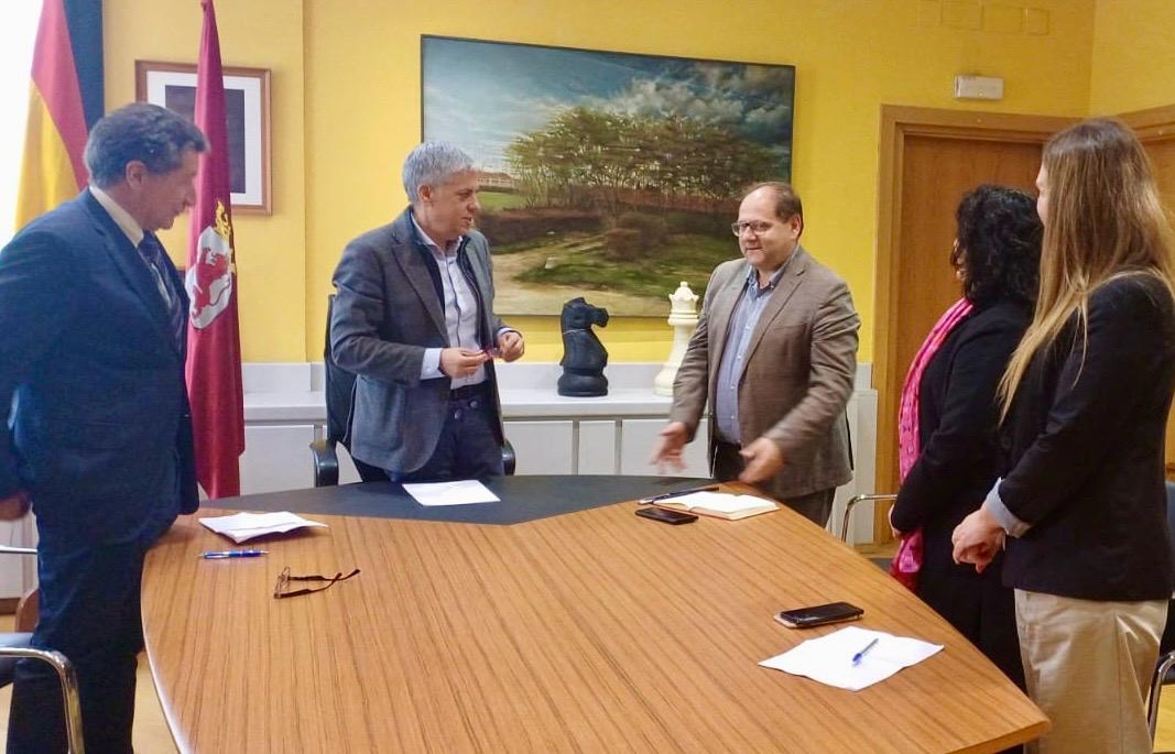 Eduardo Diego y Javier Carrera, durante la reunión en la Delegación de la Junta. | L.N.C.