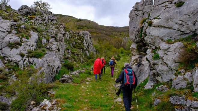 Pasando por el angosto camino entre rocas. | VICENTE GARCÍA