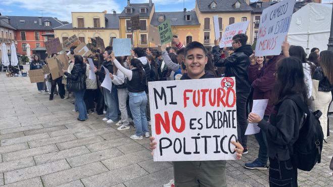 Protesta de los estudiantes en la Plaza del Ayuntamiento de Ponferrada. | JAVIER FERNÁNDEZ