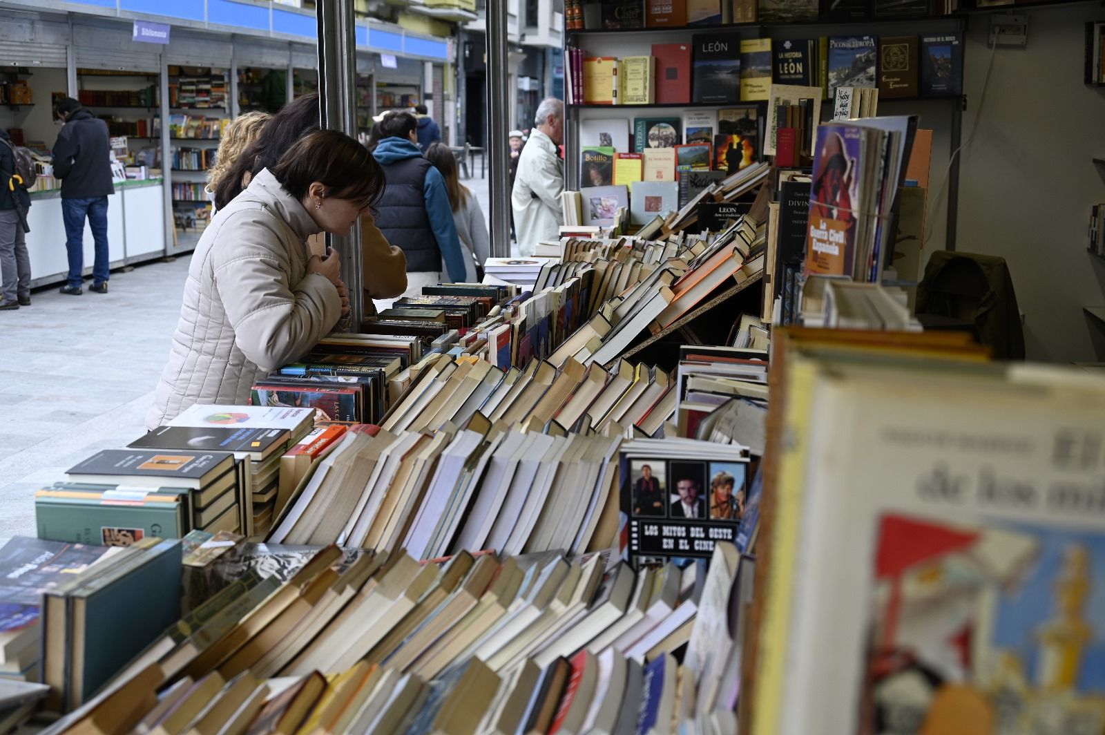 La Feria delLibro Antiguo y de Ocasión abrió al público este viernes en la céntrica calle Legión VII. | SAÚL ARÉN