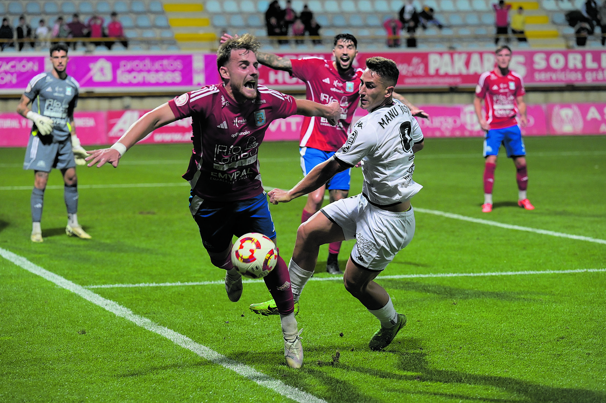 Manu Justo pelea por un balón dividido ante el Tarazona. | MAURICIO PEÑA