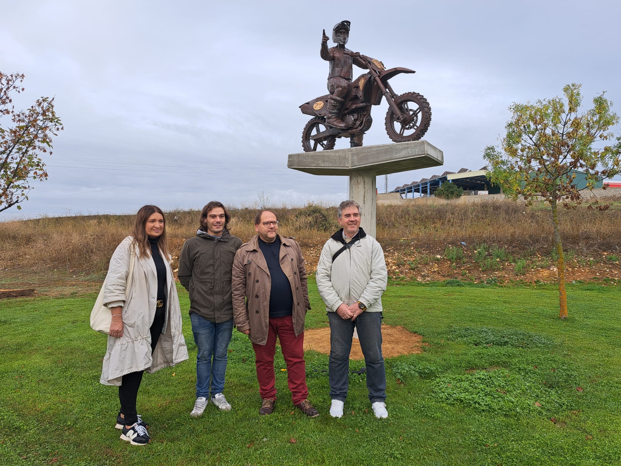 Elena Bailez, Alejandro Cabeza, Javier Carrera y José Carlos Prieto junto a la estatua. | L.N.C.