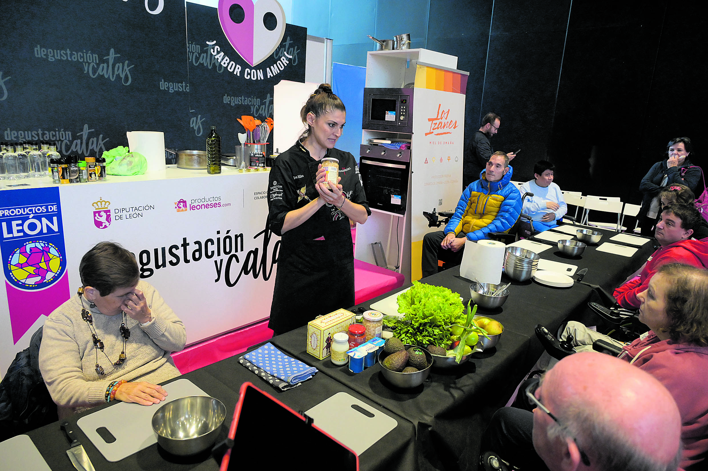 La chef Eva Millán durante el segundo taller de cocina inclusiva de la Feria de Productos, que tuvo lugar este viernes. MAURICIO PEÑA