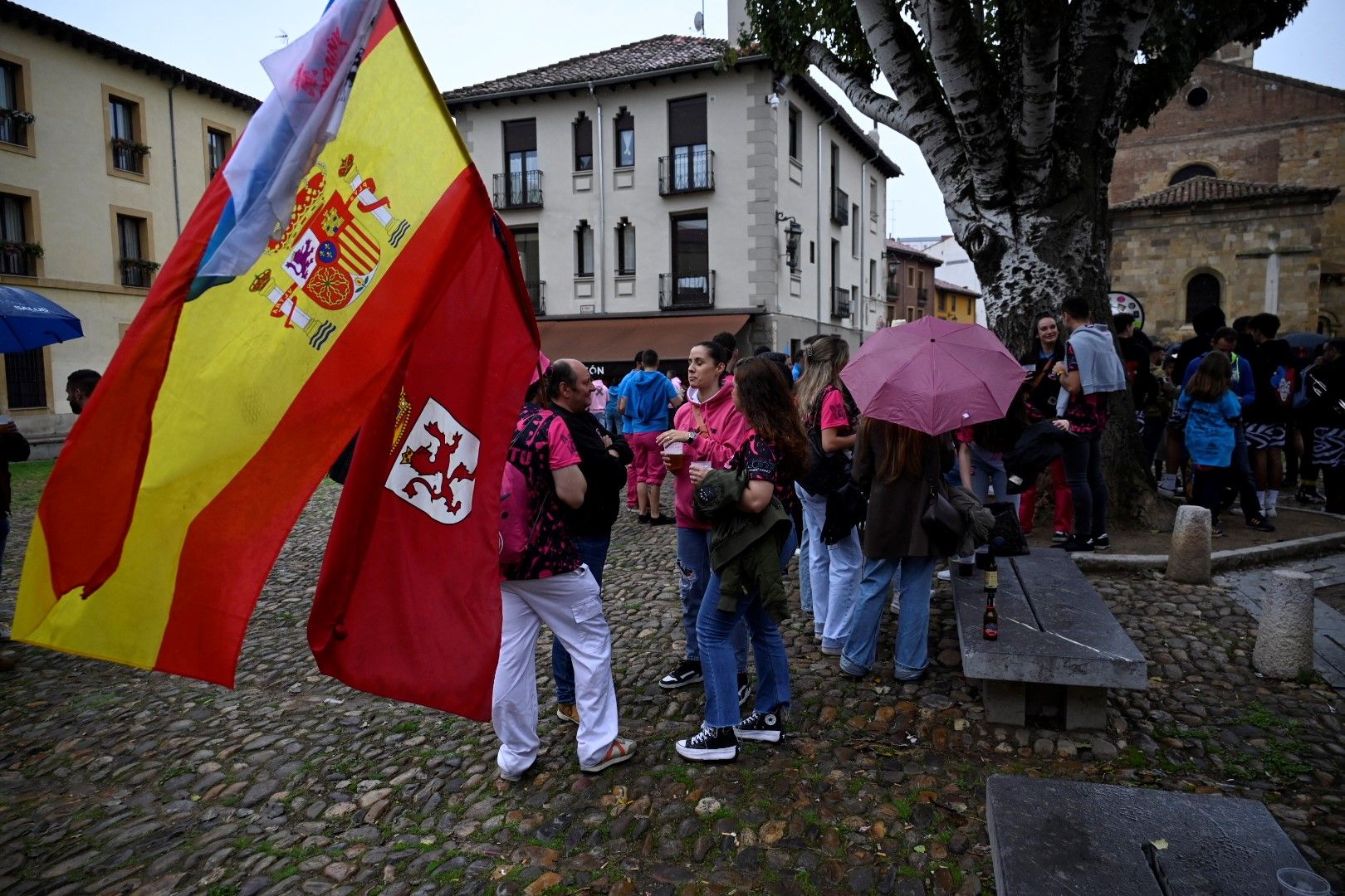 Día de peñas en León. | SAÚL ARÉN