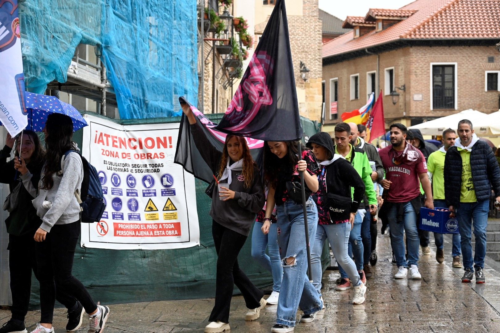 Día de peñas en León. | SAÚL ARÉN