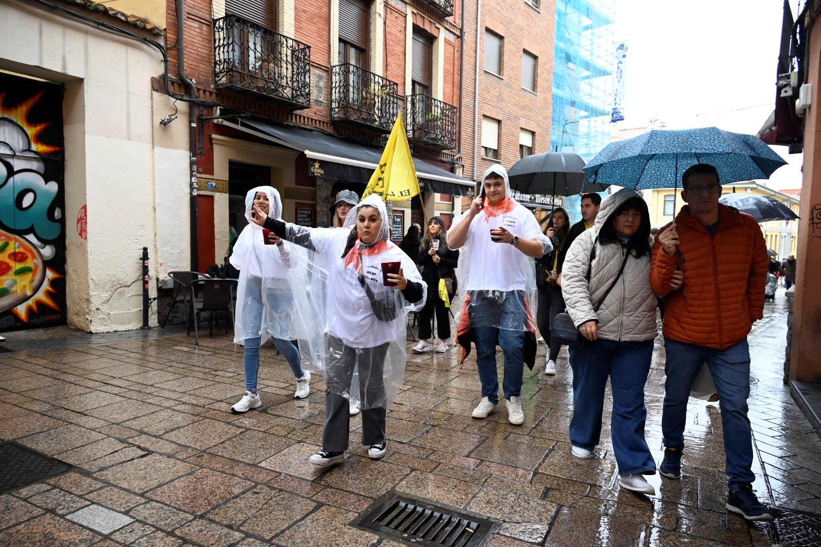 Día de peñas en León. | SAÚL ARÉN