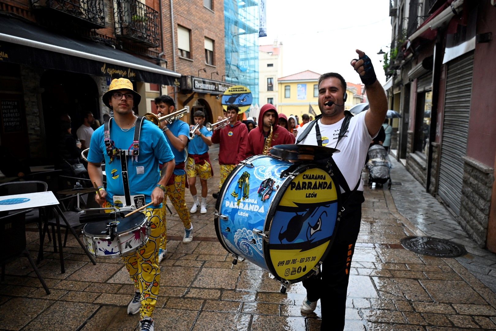 Día de peñas en León. | SAÚL ARÉN