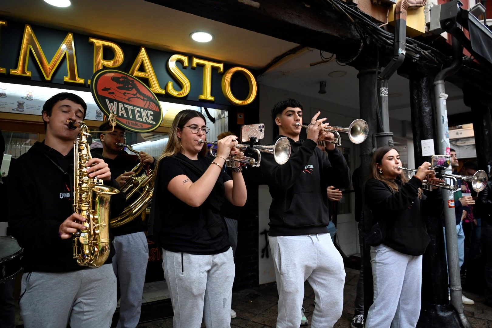 Día de peñas en León. | SAÚL ARÉN