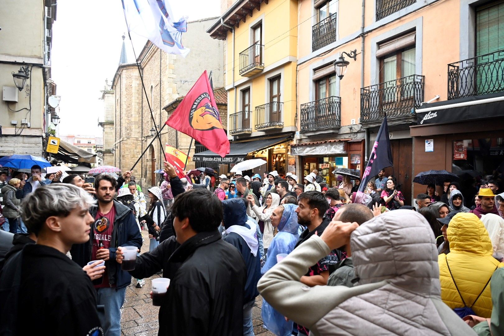 Día de peñas en León. | SAÚL ARÉN