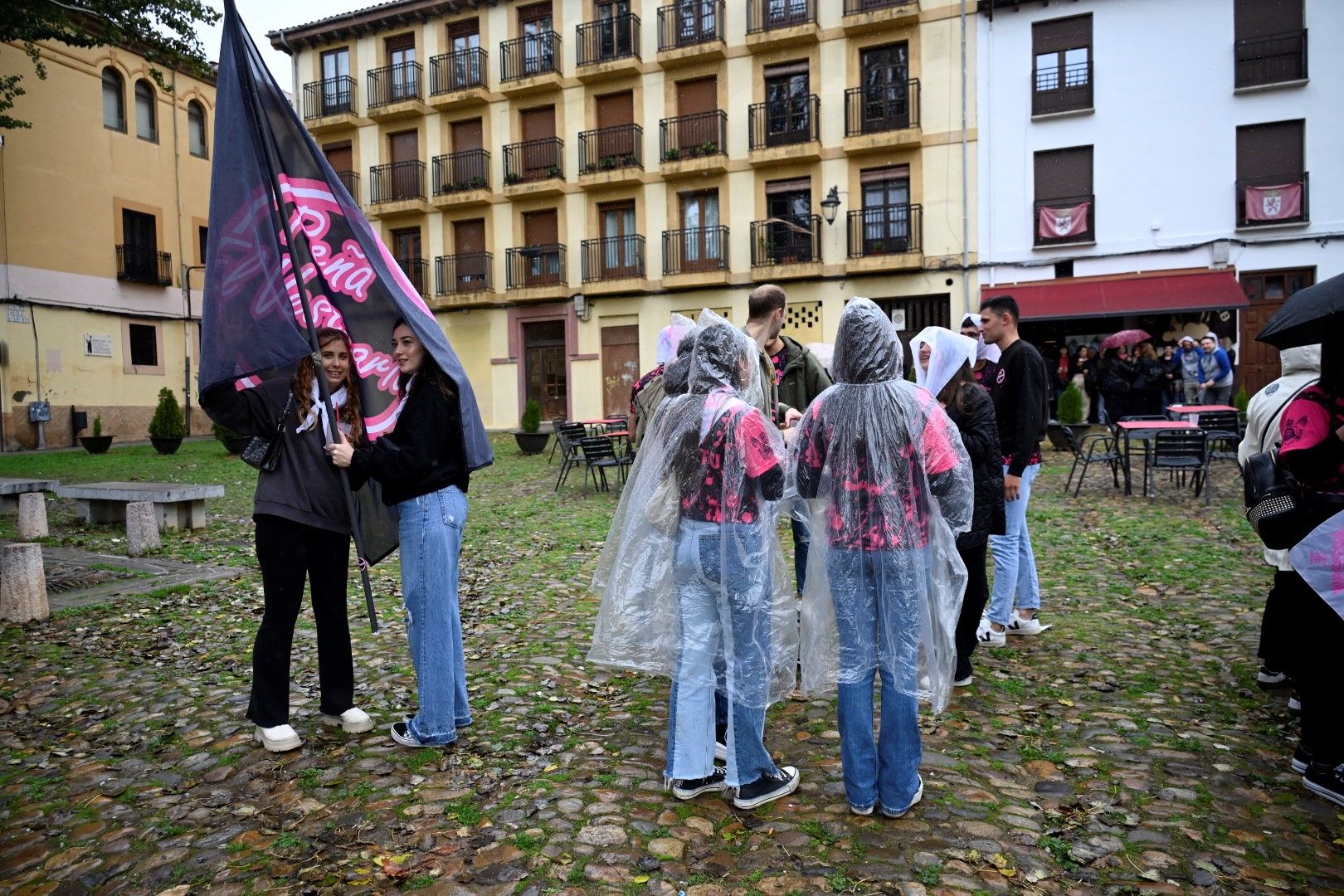 Día de peñas en León. | SAÚL ARÉN