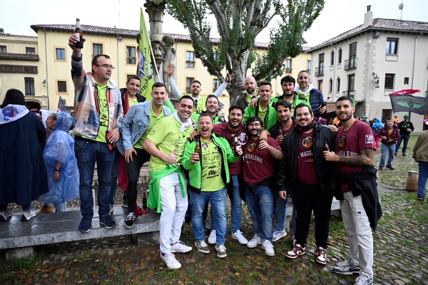 Día de peñas en León. | SAÚL ARÉN