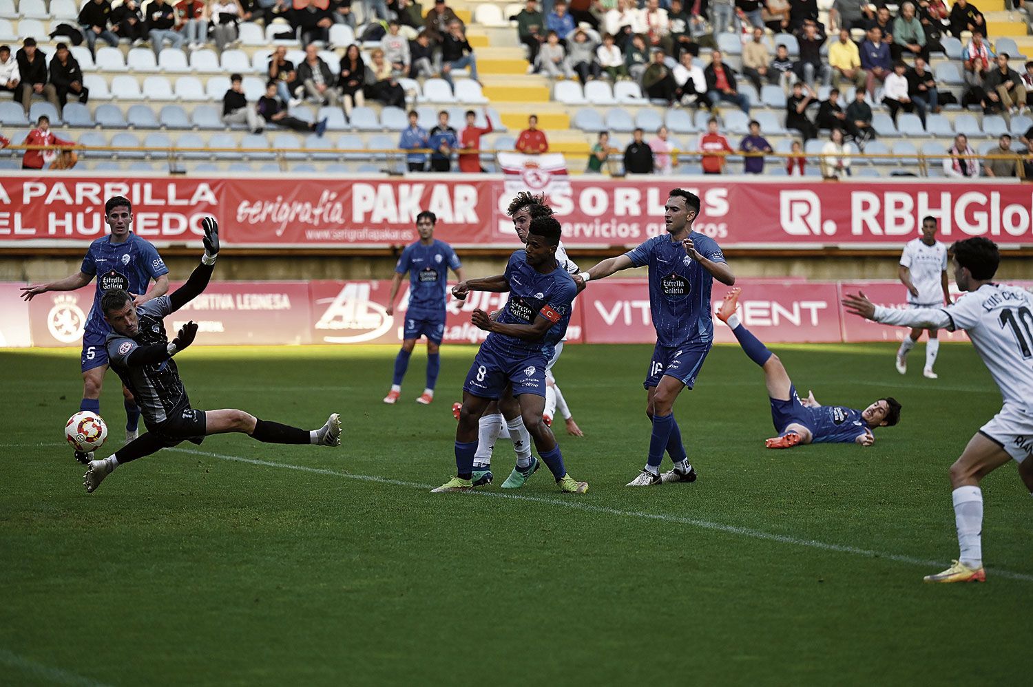 Artola dispara poniendo el 1-0 en el marcador. | SAÚL ARÉN