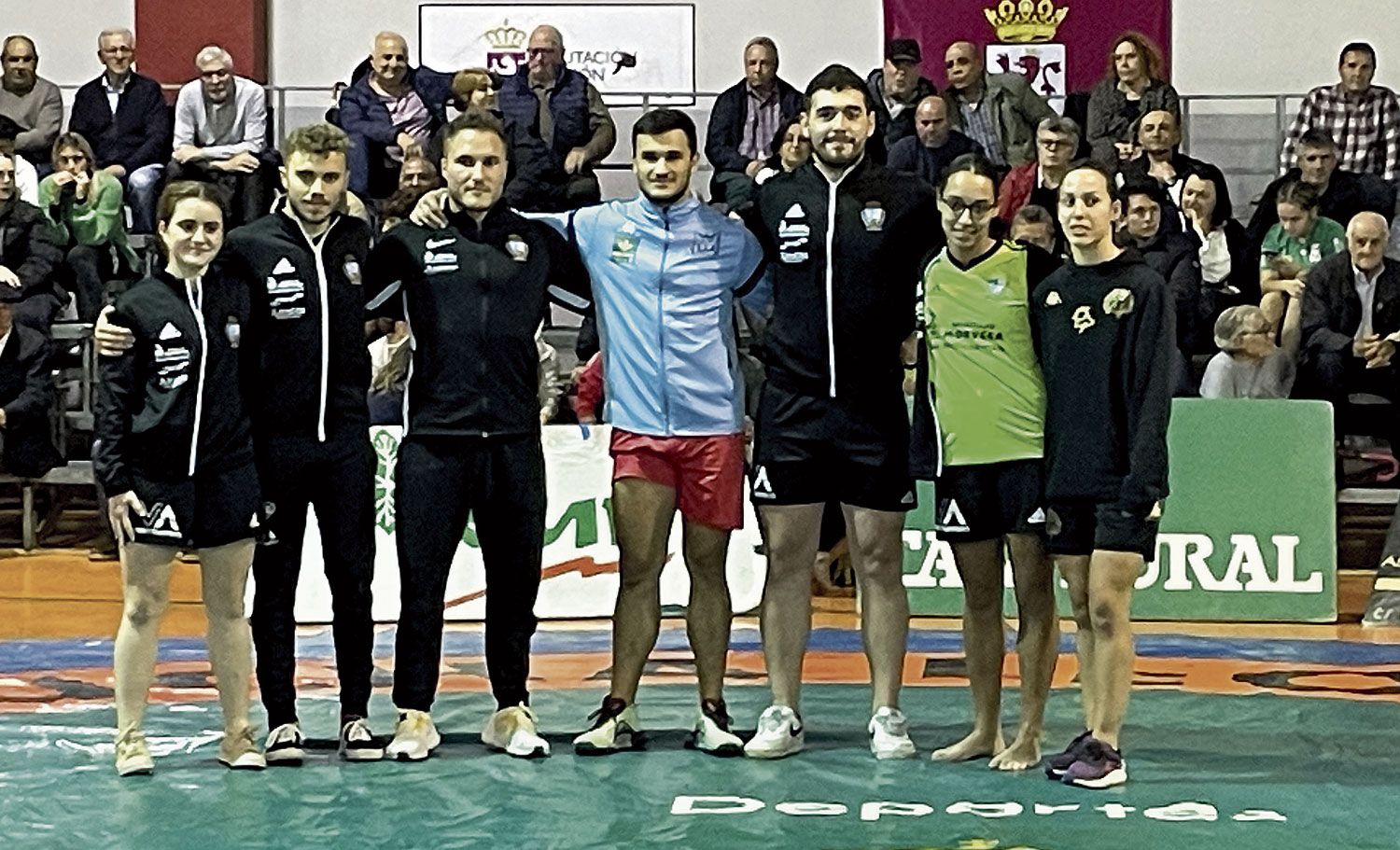 Los siete campeones de Liga posan en Boñar, Bea Riaño, Florián Yugueros, Moisés La Roca, Adri el de Villavente, Kamikaze Alvarado, Edi Ka Gemela y Priscila Martínez.  ANTONIO