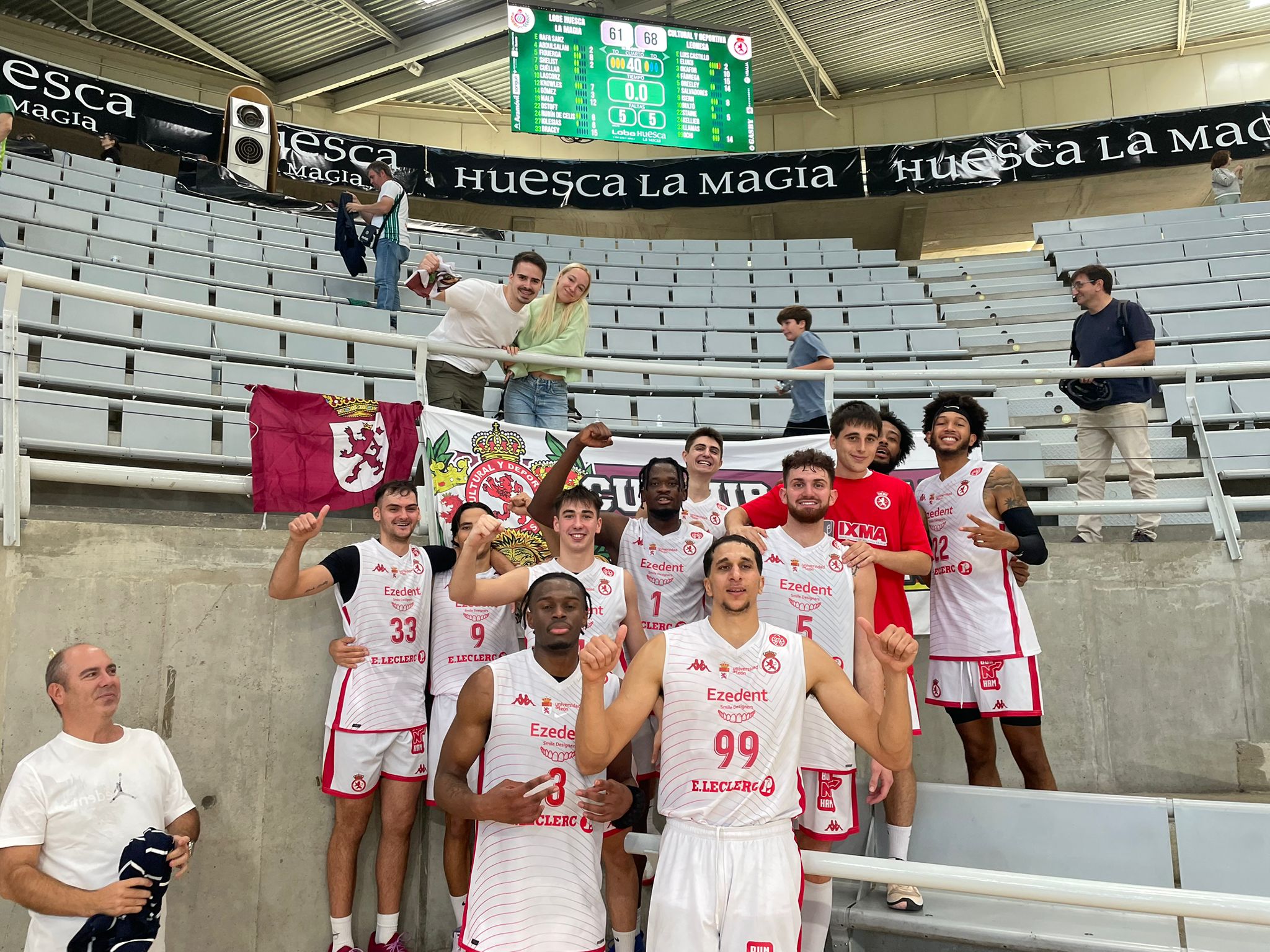 Los jugadores de la Cultural celebran el triunfo con la afición leonesa. | FABIO INGOGLIA