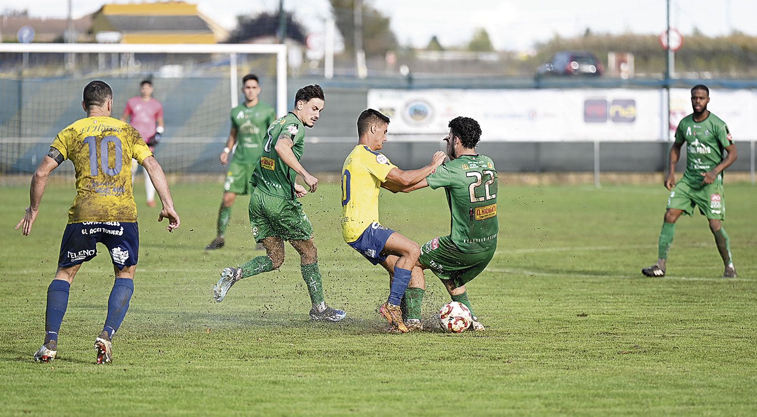 Un instante del duelo que Mansillés y Atlético Astorga disputaron en La Caldera. | SAÚL ARÉN