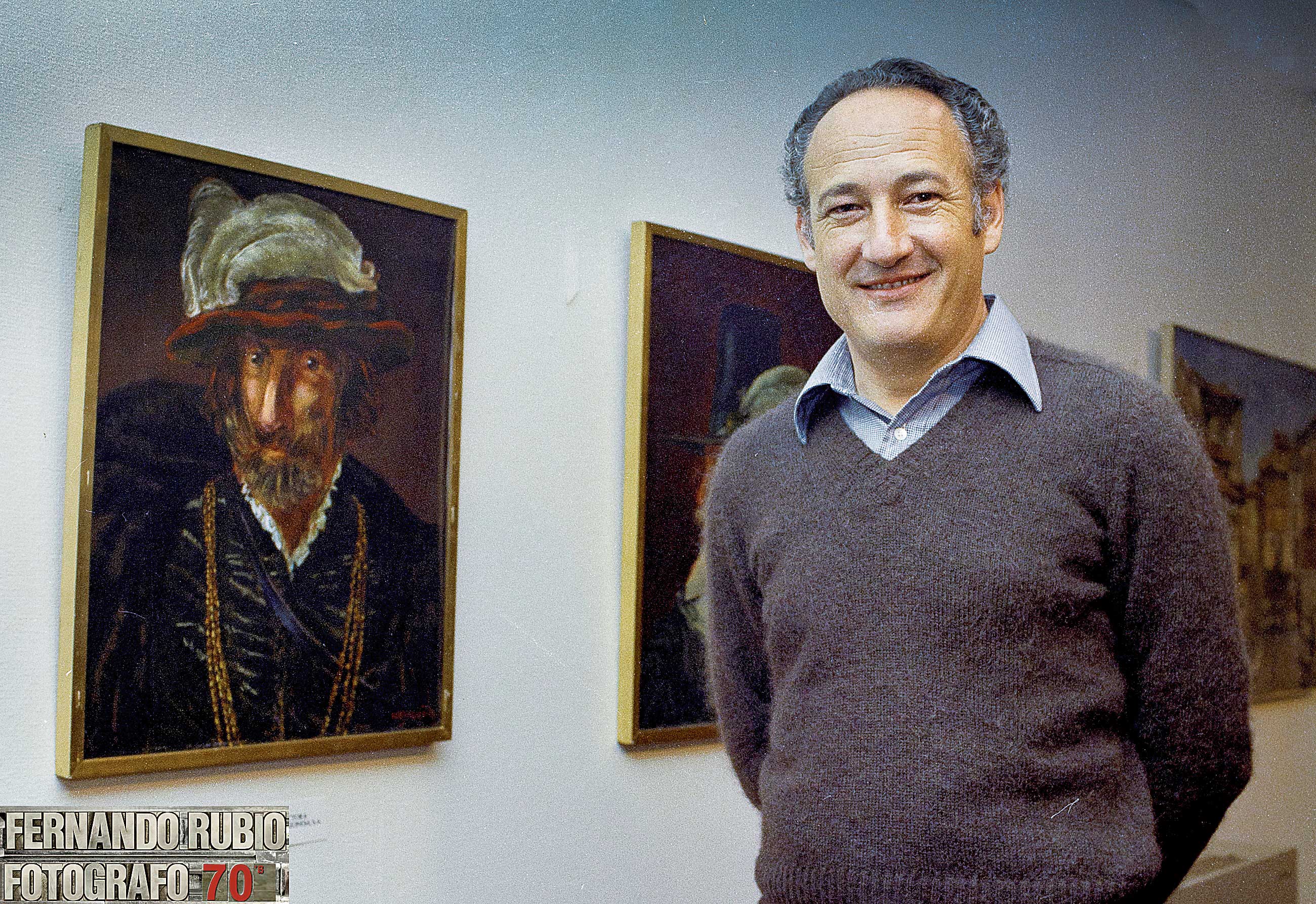 Alejandro Vargas antes sus obras en una exposición de 1970, tenía 41 años. | FERNANDO RUBIO