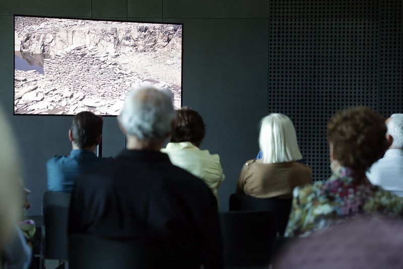 El acto de inauguración se abrió con un pequeño documental sobre el único pueblo leonés presente en la exposición, Oliegos.