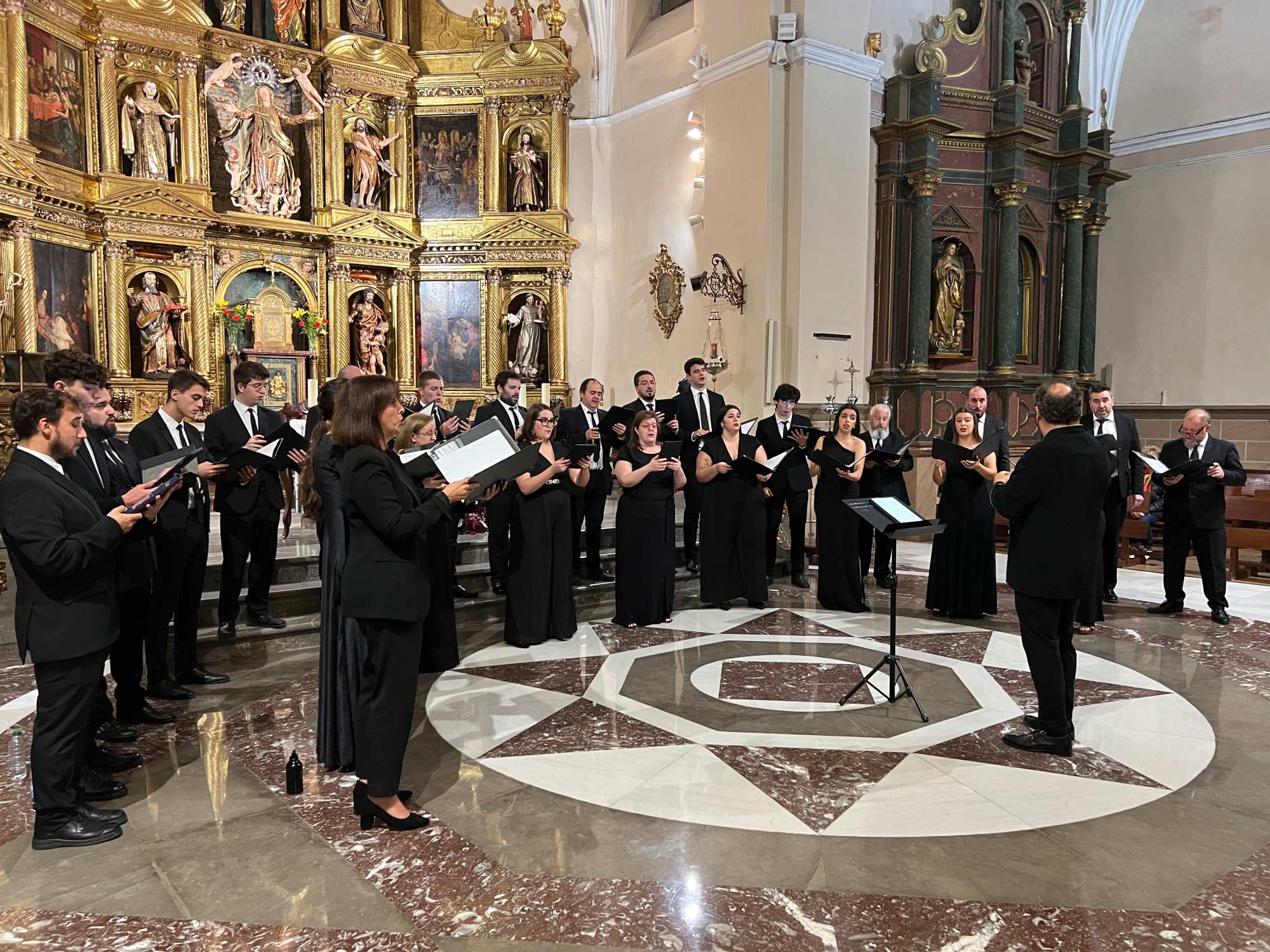 Un instante del concierto del coro El León de Oro en La Bañeza. | L.N.C.