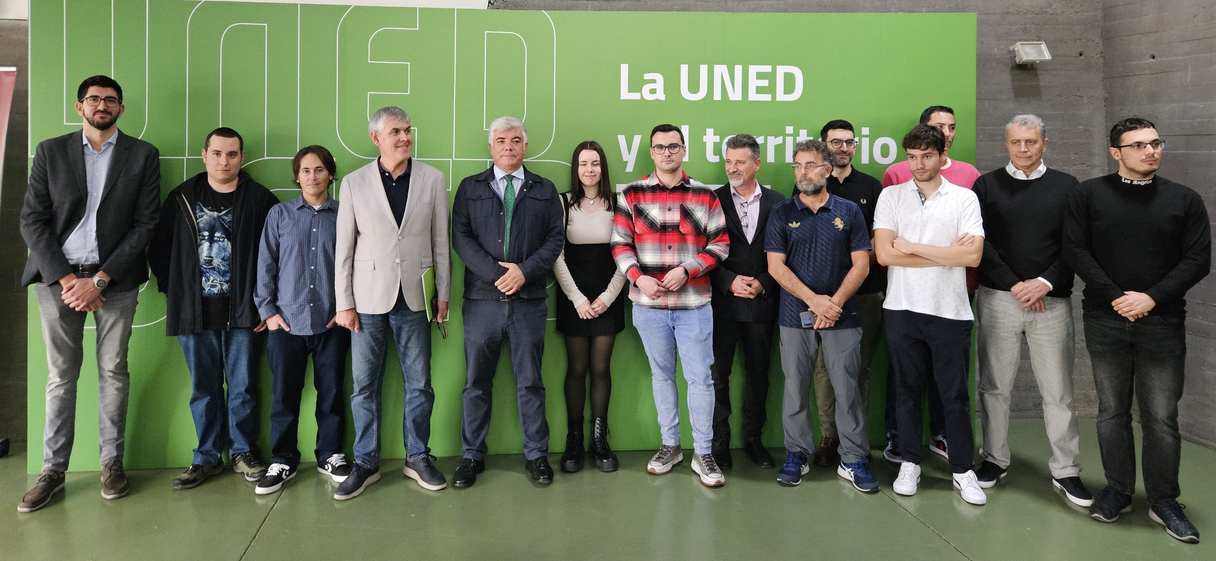 Nuevos becados en su presentación en la UNED de Ponferrada. | M.I.